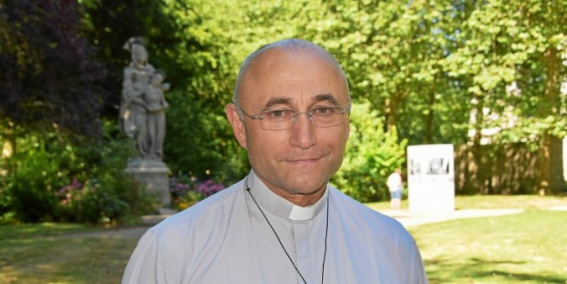 2le-pere-gwenael-maurey-va-vivre-son-premier-pardon-en-tant_4712417_676x338p.jpg