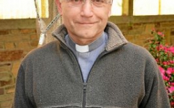1le-pere-Gwenael_Mauray_recteur-de-la-basilique-sainte-anne_3900114_267x330p.jpg
