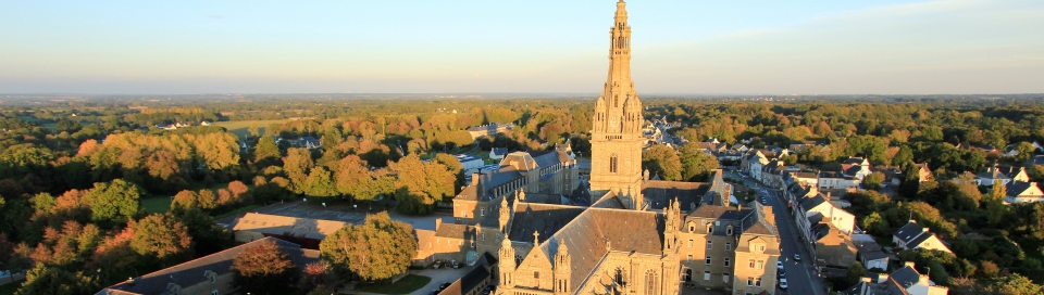 https://www.sainteanne-sanctuaire.com/modules/kameleon/upload/thumb/Sanctuaire-SteAnneAuray-(c)_hauteur_de_vue_16_9_zone_width960-height272.jpg